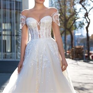Elegant Ivory Wedding Dress with some Sparkle